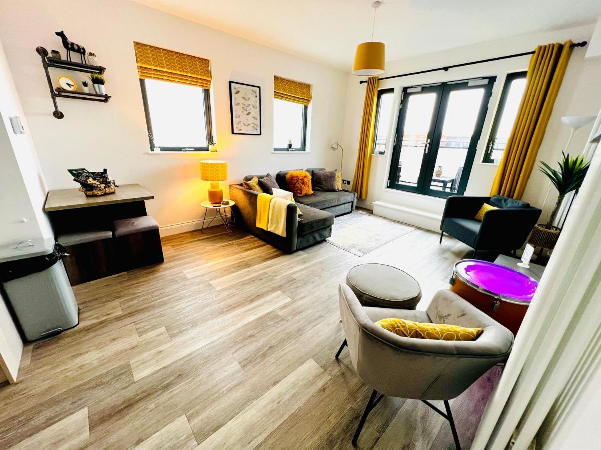 Apartment The Penthouse Margate, Balconies, Sea View, Gated Parking, Air Con! *