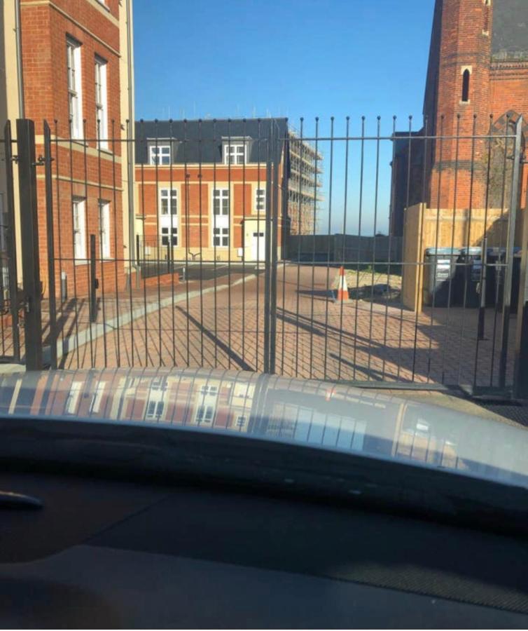 Apartment The Penthouse Margate, Balconies, Sea View, Gated Parking, Air Con!