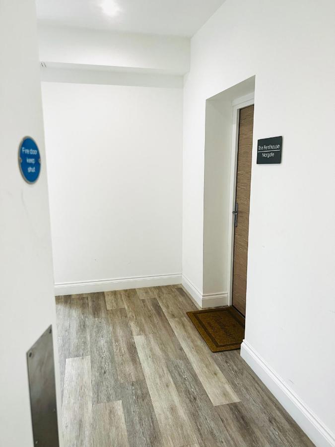 The Penthouse Margate, Balconies, Sea View, Gated Parking, Air Con! * Margate