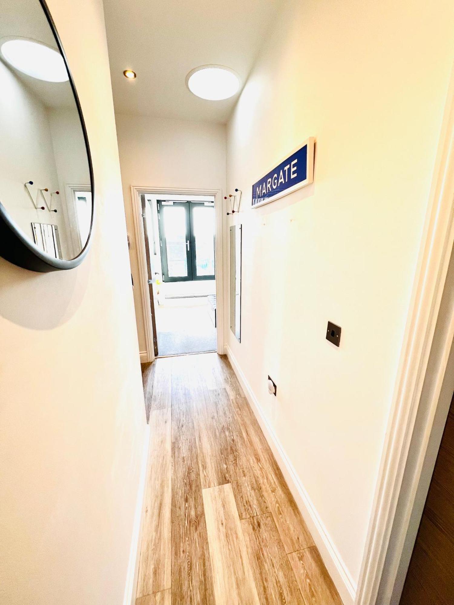 The Penthouse Margate, Balconies, Sea View, Gated Parking, Air Con! Apartment *