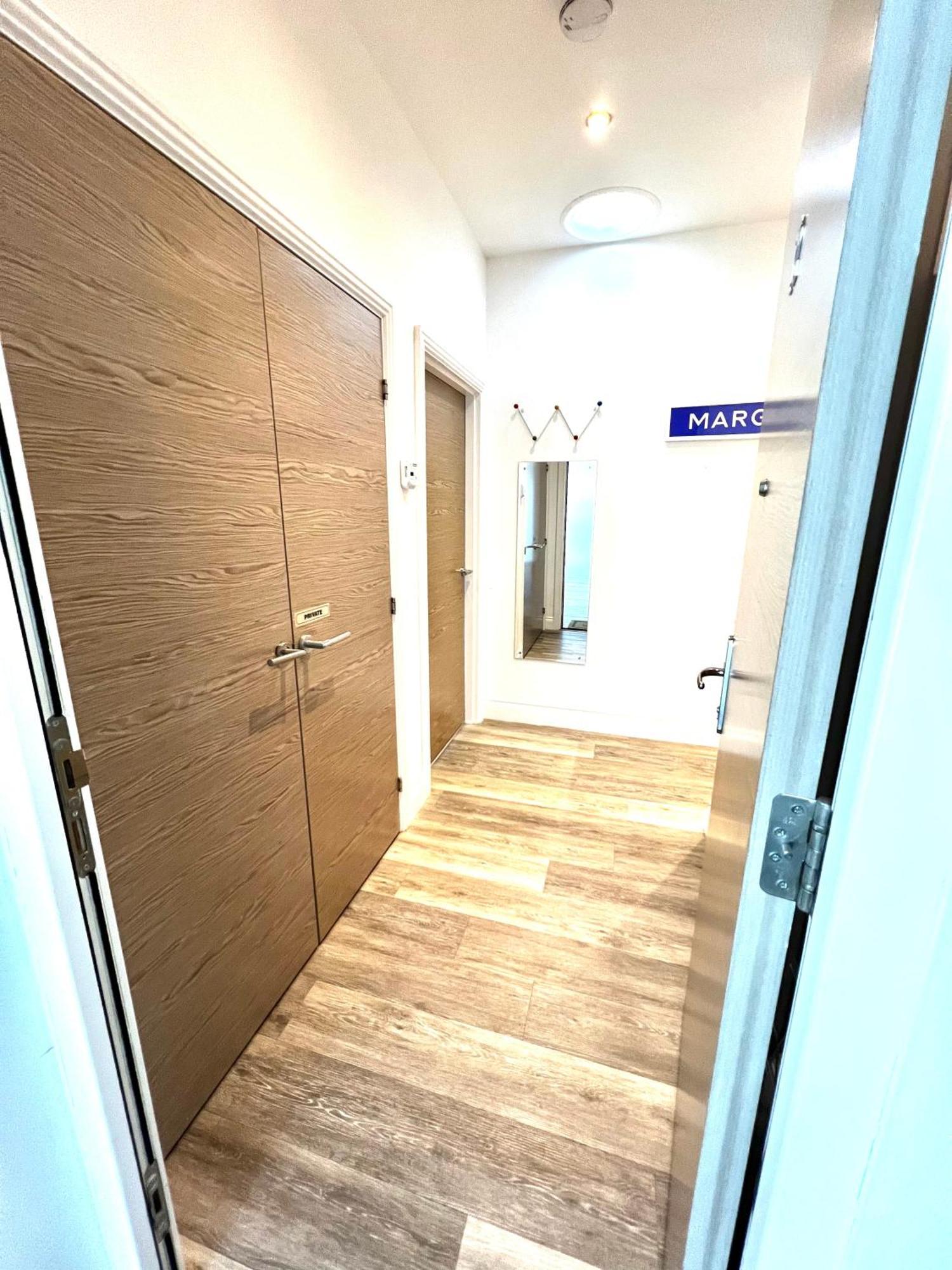 The Penthouse Margate, Balconies, Sea View, Gated Parking, Air Con! *