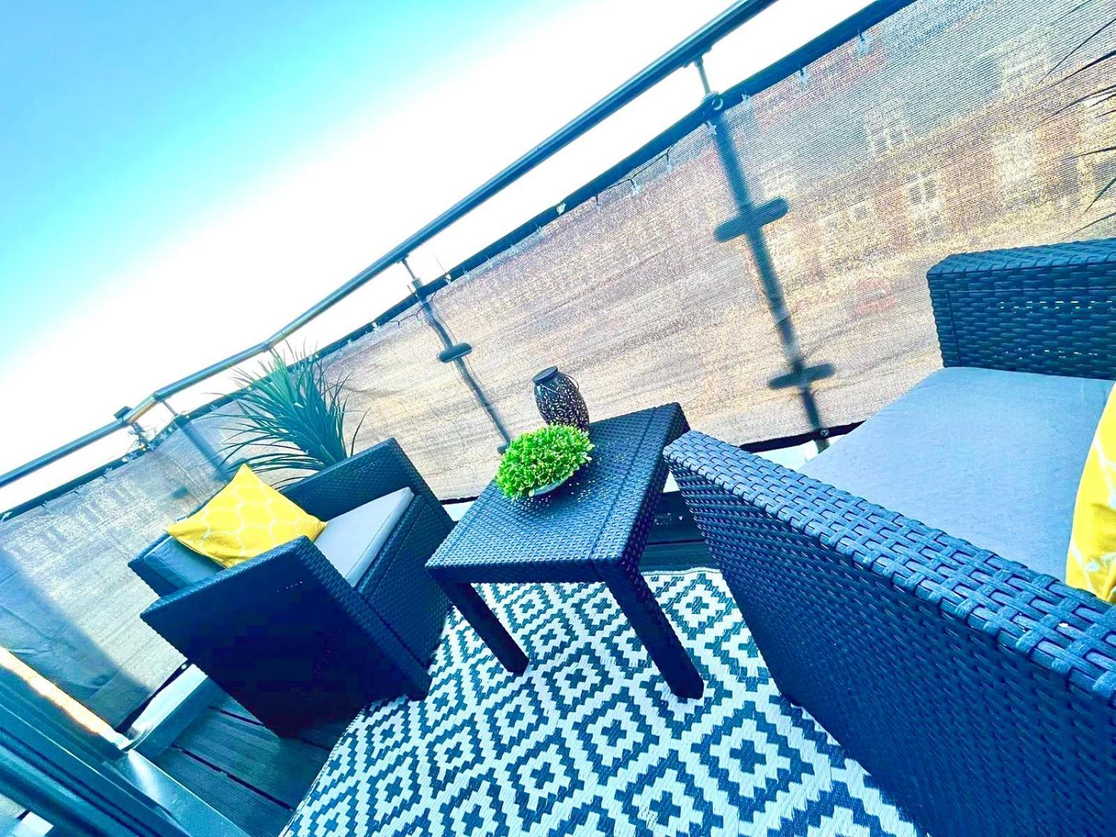 Apartment The Penthouse Margate, Balconies, Sea View, Gated Parking, Air Con! *