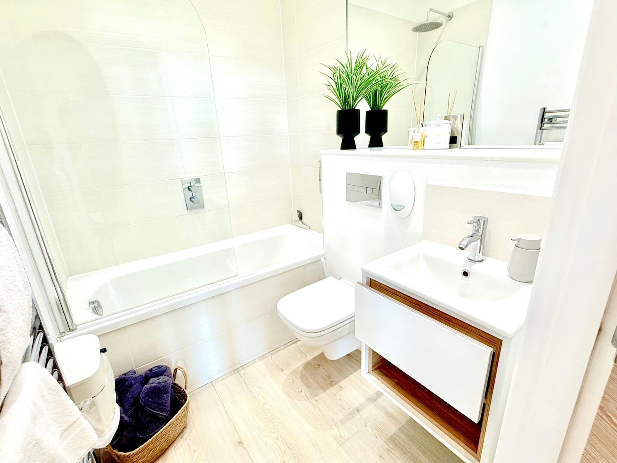 Apartment The Penthouse Margate, Balconies, Sea View, Gated Parking, Air Con!