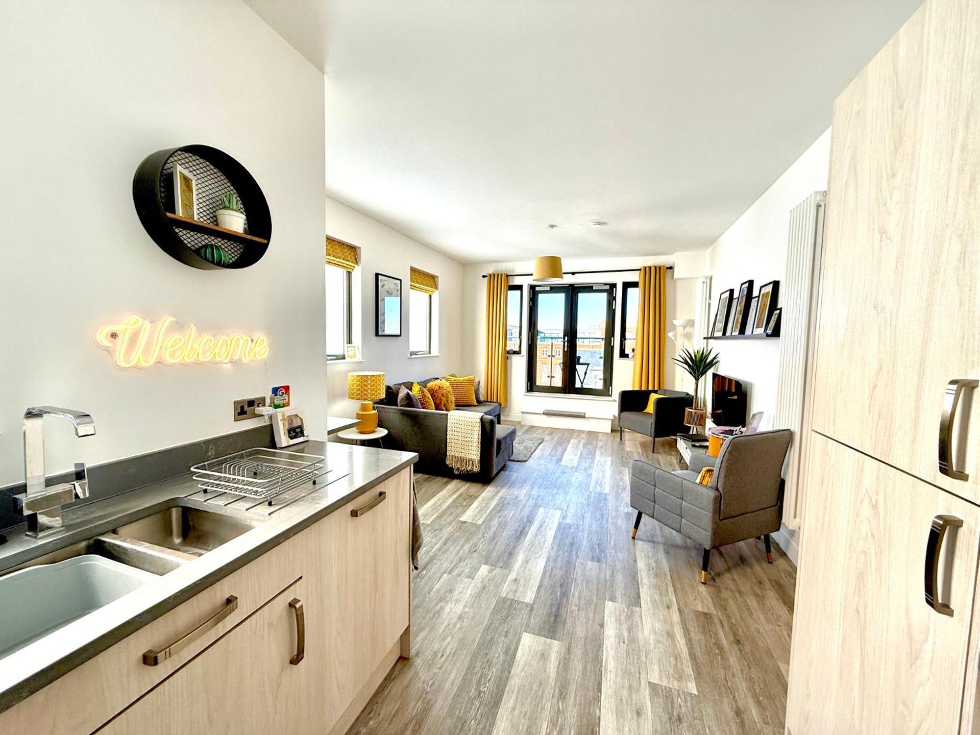 Apartment The Penthouse Margate, Balconies, Sea View, Gated Parking, Air Con! *