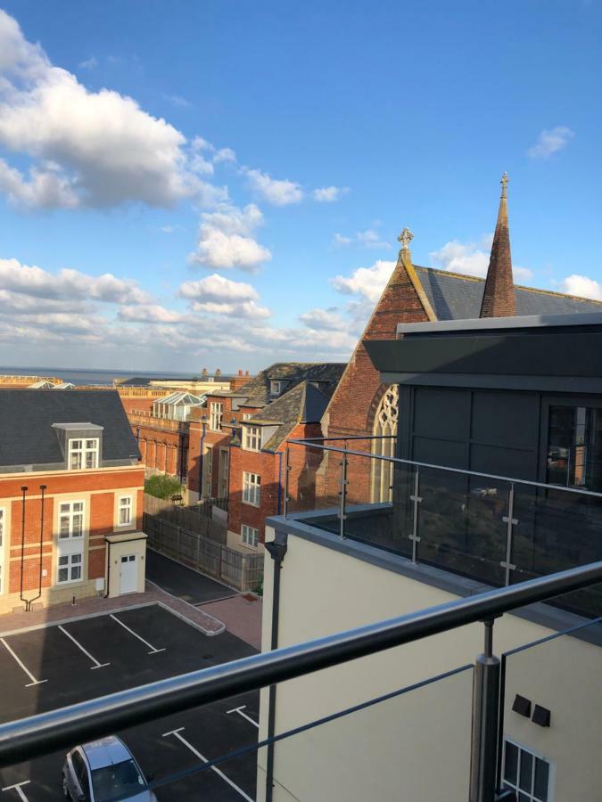 Apartment The Penthouse Margate, Balconies, Sea View, Gated Parking, Air Con! *