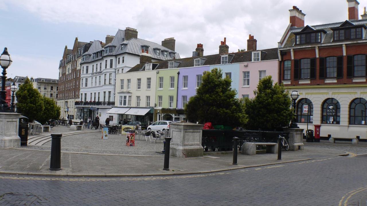 Apartment The Penthouse Margate, Balconies, Sea View, Gated Parking, Air Con! *