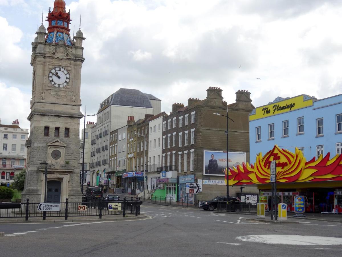 The Penthouse Margate, Balconies, Sea View, Gated Parking, Air Con! * Margate